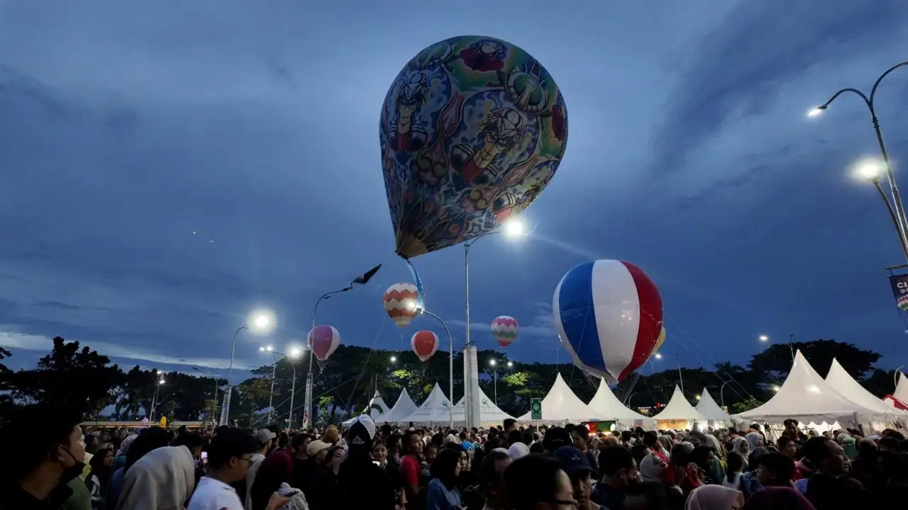 Festival Balon Udara Wonosobo Warnai Langit Tangerang Pagi Hari