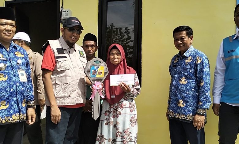 Serahkan Bantuan RTLH Tahun Anggaran 2025, Buoati Sumebep Ingatkan Transparansi dan Tepat Sasaran