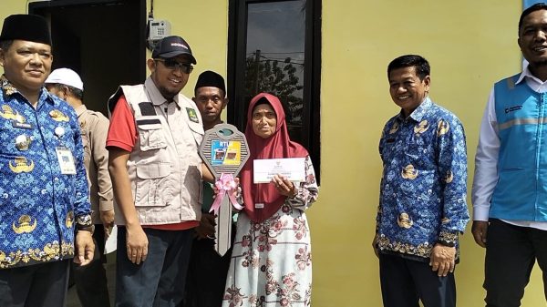 Bupati Sumenep Achnad Fauzi saat menyerahkan bantuan RTLH di Desa Glugur