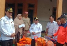 Wabup Sumenep KH. Imam Hasyim Serahkan Bantuan untuk Warga Terdampak Bencana Alam di Dua Desa