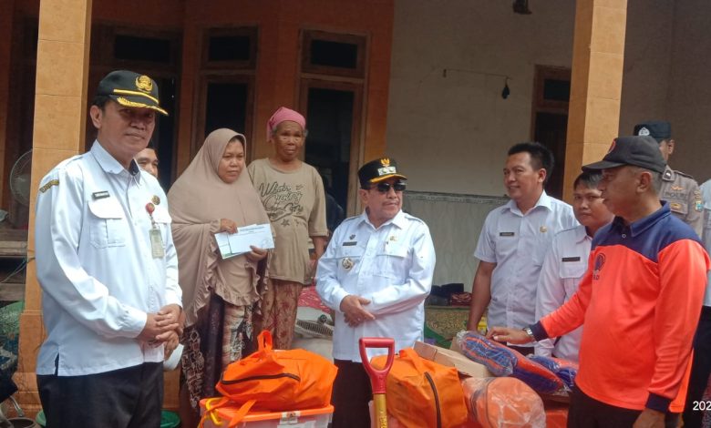 Wabup Sumenep KH. Imam Hasyim Serahkan Bantuan untuk Warga Terdampak Bencana Alam di Dua Desa