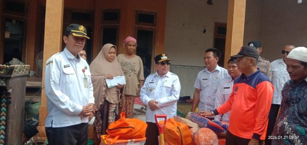 Wabup Sumenep KH Imam Hasyim bersama Dinsos dan BPBD saat menyerahkan bantuan