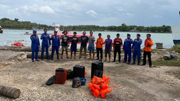 Polairud dan tim basarnas bersama para awak kapal tongkang