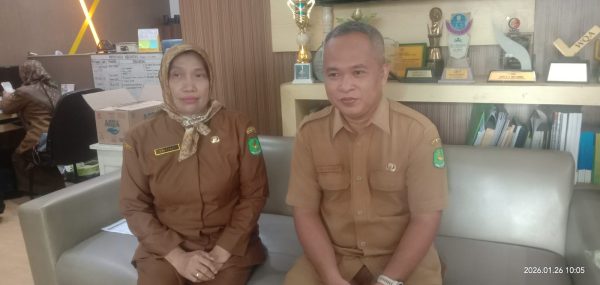 Direktur RSUD dr. H. Moh. Anwar Sumenep, dr. Hj. Erliyati, M.Kes bersama Arman Endika Putra