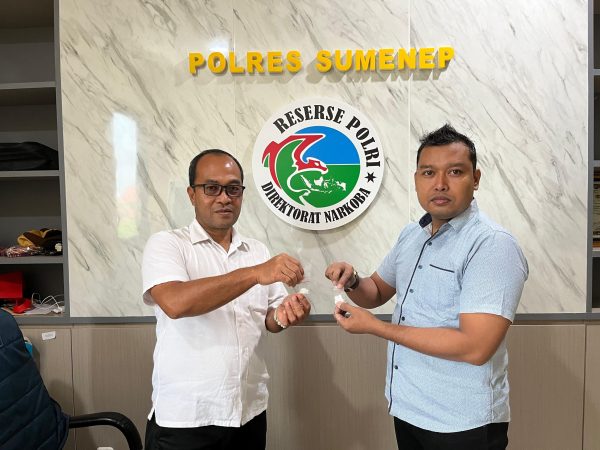 Kasat Narkoba Polres Sumenep, Anwar Subagyo (kiri) saat memperlihatkan alat bukti