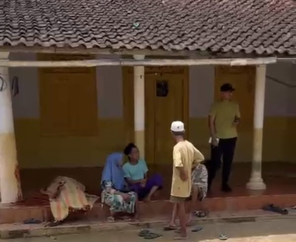 Korban saat ditutupi tikar