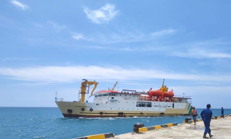 KM Sabuk Nusantara 74 Diduga Utamakan Bongkar Muatan, Penumpang Tujuan Sapeken Terlantar di Batu Guluk