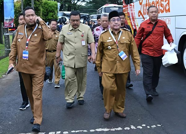 Bupati-Wakil Bupati Sumenep didampingi Kepala Bakesbangpol dan pejabat lainnya