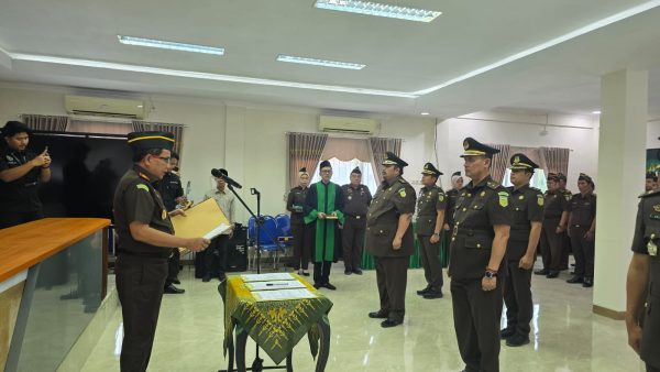 Kajari Sumenep saat membacakan sumpah jabatan para Kasi