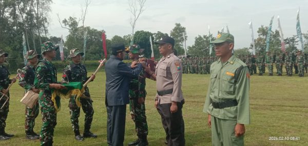 Bupati Sumenep Achmad Fauzi Wongsojudo saat menyematkan PIN tanda dimulainya TMMD ke-127 TA 2026 di Rubaru