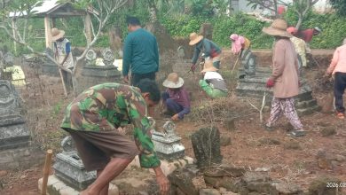 Tradisi Jelang Ramadan, Warga Desa Pakondang Bersihkan Makam Leluhur dan Keluarga