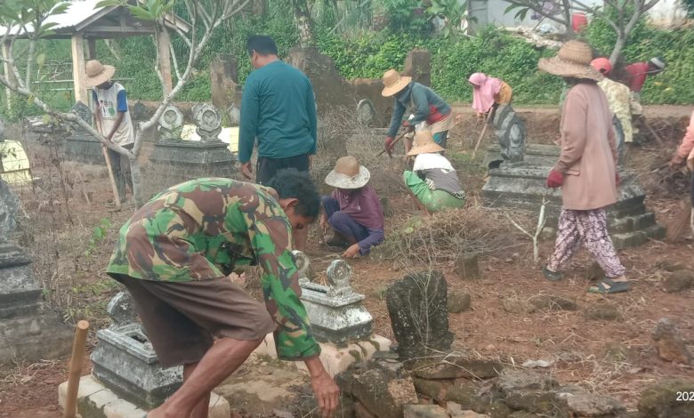 Tradisi Jelang Ramadan, Warga Desa Pakondang Bersihkan Makam Leluhur dan Keluarga