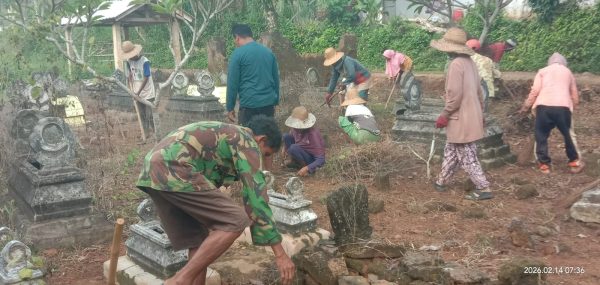 Warga saat melakukan bersih-bersih makam