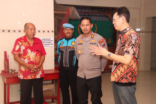 Kapolres Sumenep saat berada di Klenteng Tridharma