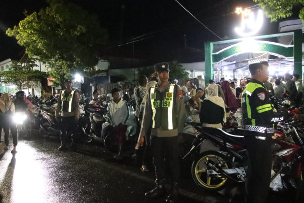 Pengamanan ketat personel polres Sumenep untuk solat tarawih di sejumlah tempat