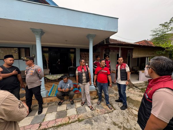 Petugas kepolisian dan RSUD Moh. Anwar Sumenep saat melakukan evakuasi terhadap korban