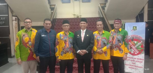 Sekda Agus Dwi Saputra bersama Dirut BPRS Bhakti Sumekar Hairil Fajar dan jajaran dirut lainnya serta Kepala KCP BTN Sumenep