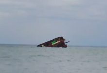 Dihantam Ombak, Tongkang Batu Bara Terbalik di Perairan Kangean; Polisi Pastikan Tak Ada Korban Jiwa