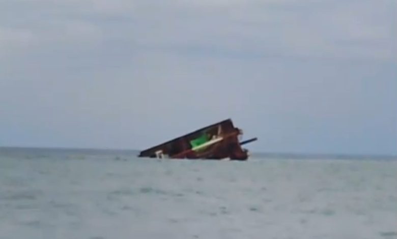 Dihantam Ombak, Tongkang Batu Bara Terbalik di Perairan Kangean; Polisi Pastikan Tak Ada Korban Jiwa