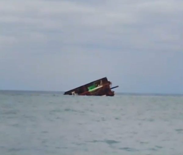 Kondisi tongkang masih terbalik