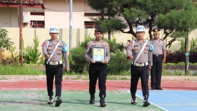 Satu Lapangan, Dua Nasib: Kapolsek Rubaru Naik Pangkat, Aipda Dipecat dalam Upacara Polres Sumenep