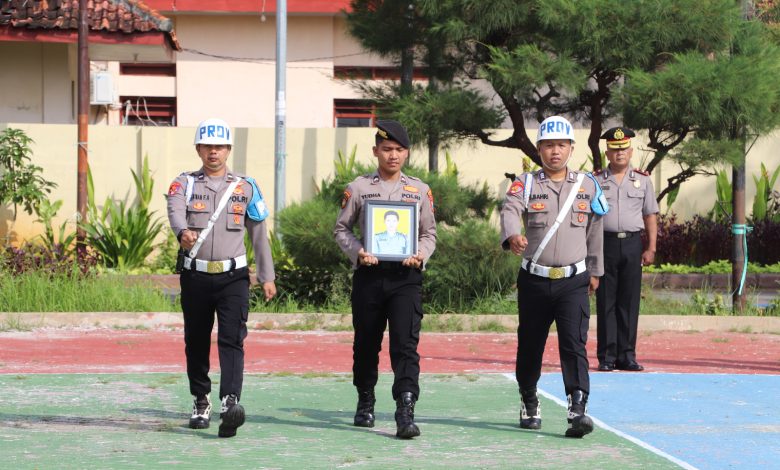 Satu Lapangan, Dua Nasib: Kapolsek Rubaru Naik Pangkat, Aipda Dipecat dalam Upacara Polres Sumenep