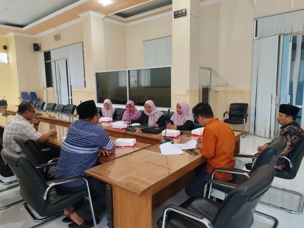 Ketua Swara Setara, Bella Dwi Indah Sari bersama anggotanya saat menyampaikan sejumlah harapan di hadapan anggota Komisi IV DPRD Situbondo