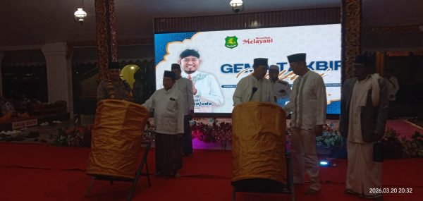 Wabup Sumenep saat memukul bedug sebagai tanda dimulai nya takbiran Idul Fitri 1447 H
