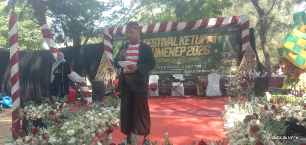 Camat Batang-Batang Mujib, S.Sos. M.Si saat menyampaikan sambutan dalam acara festival ketupat 
