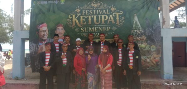 Camat Ambunten, Suryadi Irawan bersama camat lainnya dalam festival ketupat 2026 di Pantai Lombang Sumenep