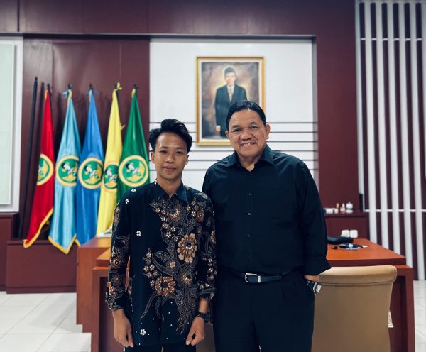 Prof. Dr. Achsanul Qosasi (kanan) bersama Moh. Iskil El-Fatih