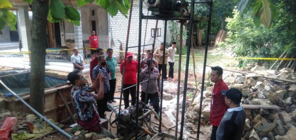 Tim Pemkab Sumenep saat tiba di lokasi sumur bor