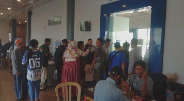 Para penumpang mengantri di Terminal Arya Wiraraja Sumenep