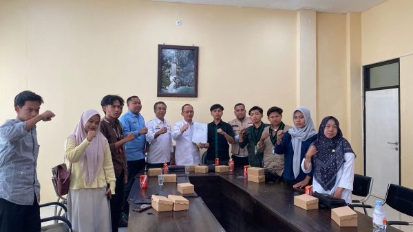 Para aktivis HMI Komisariat Lancaran Guluk-Guluk bersama Wakil Satgas MBG Sumenep Arif Firmanto, Kepala DLH, Anwar Syahroni Yusuf. Kabinet, dr. Elliya Fardasyah dan Kordinator Wilayah MBG untuk Sumenep usai melakukan dialog