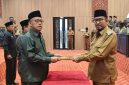 Bupati Achmad Fauzi Wongsojudo (kanan) saat menyerahkan Raperda kepada Ketua DPRD Sumenep 