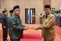 Bupati Achmad Fauzi Wongsojudo (kanan) saat menyerahkan Raperda kepada Ketua DPRD Sumenep 