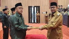 Bupati Achmad Fauzi Wongsojudo (kanan) saat menyerahkan Raperda kepada Ketua DPRD Sumenep