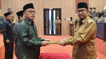 Bupati Achmad Fauzi Wongsojudo (kanan) saat menyerahkan Raperda kepada Ketua DPRD Sumenep