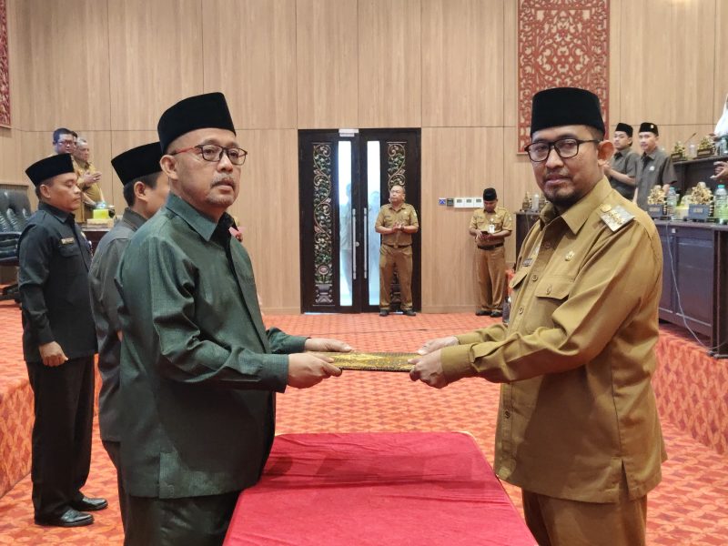 Bupati Achmad Fauzi Wongsojudo (kanan) saat menyerahkan Raperda kepada Ketua DPRD Sumenep 