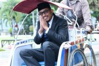 Bupati Sumenep Achmad Fauzi Wongsojudo saat naik becak 