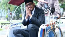 Bupati Sumenep Achmad Fauzi Wongsojudo saat naik becak