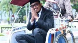Bupati Sumenep Achmad Fauzi Wongsojudo saat naik becak 