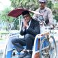 Bupati Sumenep Achmad Fauzi Wongsojudo saat naik becak 