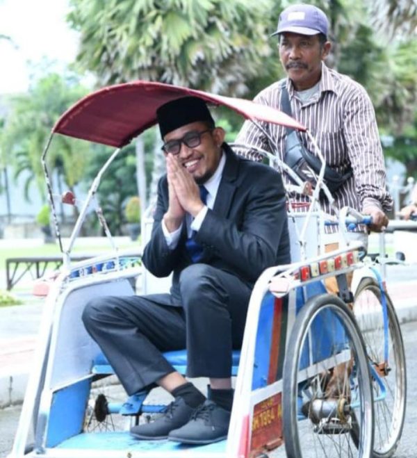 Bupati Sumenep Achmad Fauzi Wongsojudo saat naik becak 