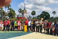 Kegiatan bersih-bersih di Tugu Keris 