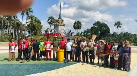 Kegiatan bersih-bersih di Tugu Keris 