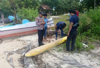 Polsek Kangayan saat melihat langsung barang yang diduga torpedo 