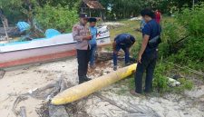 Polsek Kangayan saat melihat langsung barang yang diduga torpedo 