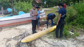 Polsek Kangayan saat melihat langsung barang yang diduga torpedo 