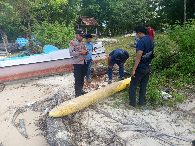 Polsek Kangayan saat melihat langsung barang yang diduga torpedo 